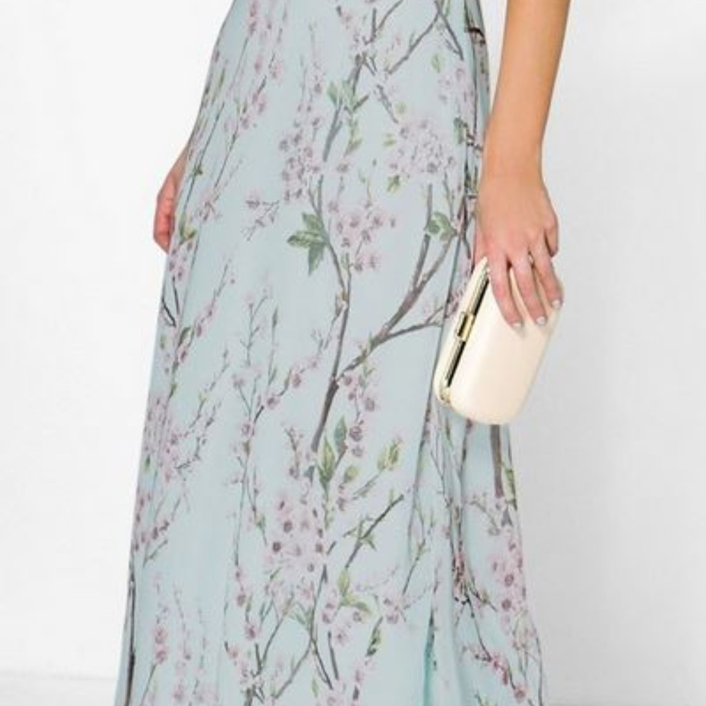 Feminine and flowy formal dress - Picture 5 of 8